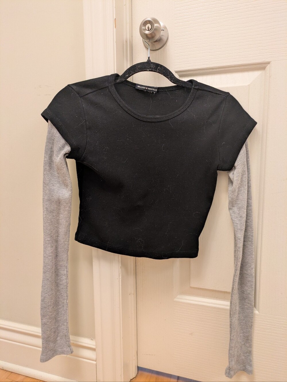 ✨3/25$ Brandy Melville Black Crop Top with Gray Sleeves